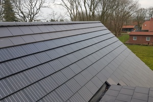  Die Solardachziegel bestehen aus gehärtetem Weißglas. Sie lassen sich vollflächig oder nur stellenweise auf dem Dach verlegen 