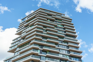  Auskragende Balkone, deren Konstruktion aus Stahlträgern und Leichtbetonfertigteilen besteht, sowie Glasflächen prägen die Außenhülle des Wohnturms in Amsterdam  
