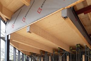  Blick auf eine der Geschossdecken in Holzbauweise mit Holzunterzügen während der Bauphase 