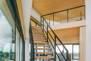  Die Treppenstufen im Treppenhaus des „Haut“ bestehen aus Beton, die Treppenhauswände hingegen aus Massivholz 