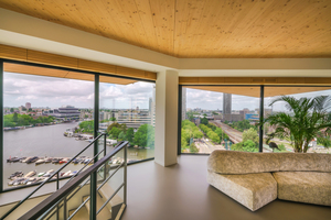  Fließender Übergang: Nicht nur in den Wohnungen, sondern auch als Untersicht der Balkone im Außenbereich ist der Baustoff Holz sichtbar verbaut 