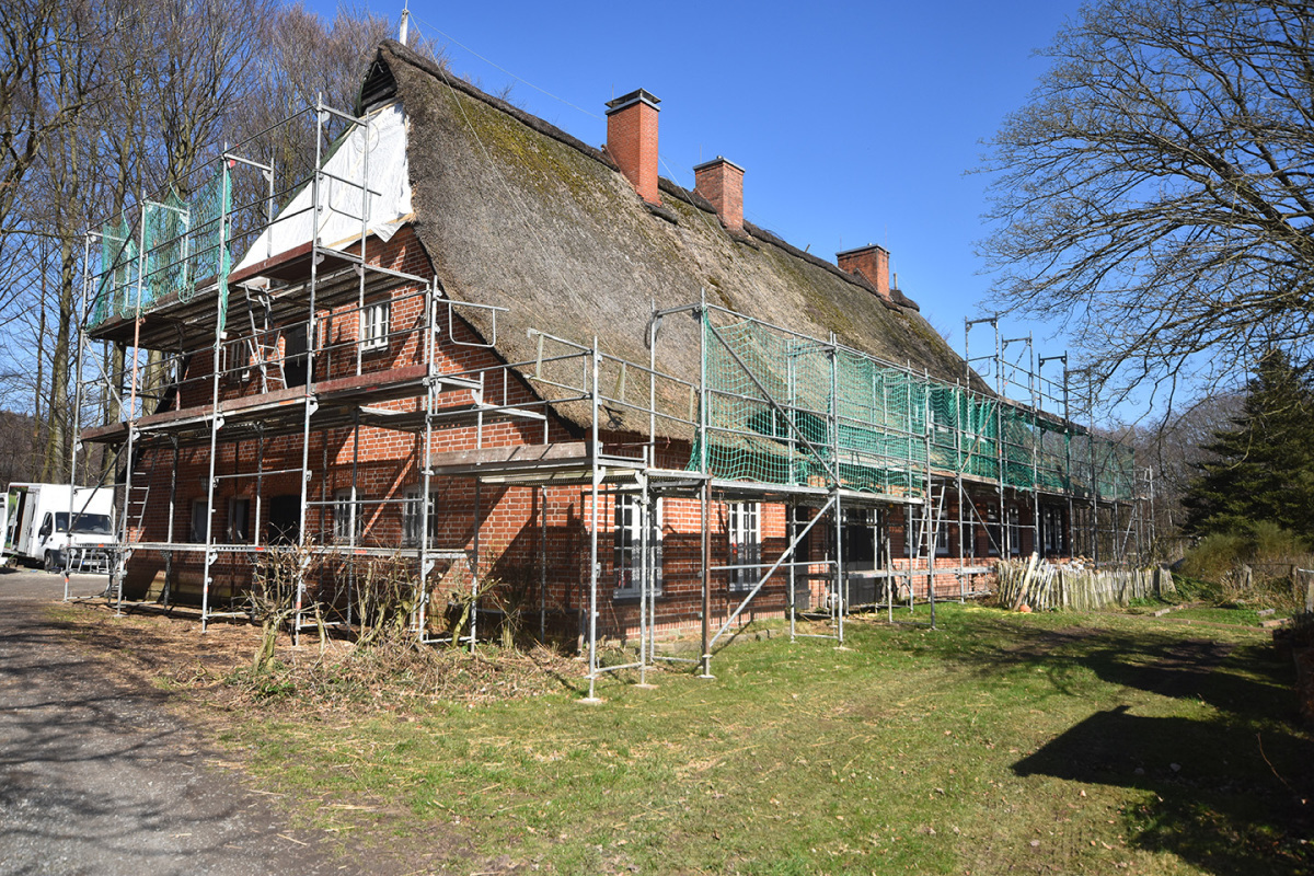 1_Reetdach_Haus_bei_Itzehoe_vor_der_Sanierung.jpg