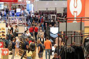  In Halle 8 der Messe Dach+Holz informierten sich die Besucher unter anderem über neue Arbeitskleidung und Elektrowerkzeuge 