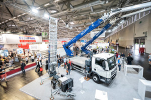  Böcker zeigte auf der Messe neue Kräne und Aufzüge mit Akkuantrieb: Vorne links der neue Akku-Aufzug „Junior 24e“ und&nbsp; daneben der Autokran „AK 37e“ 