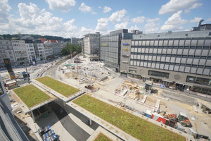  Die fertiggestellte Überdachung der Haltestelle am Bielefelder Jahnplatz mit Dachbegrünung 