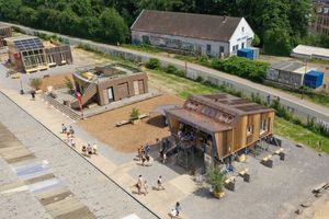  Auf dem Solar-Campus in Wuppertal errichtete das „RoofKIT“-Team ein Demonstrationsgebäude in Holzbauweise. Der Energiebedarf wird über Solarmodule gedeckt 