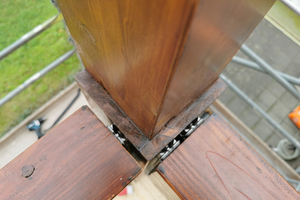  Die „Ricon“-Edelstahlverbinder ermöglichen die Verbindung von Holzbalken im Außenbereich mit luftumspülter Fuge 