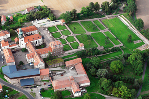  Die Klosteranlage der Propstei Johannes-berg in Fulda wurde im 9. Jahrhundert gegründet. Im Werkstattgebäude, auf dem Bild oberhalb der Kirche, befindet sich das Weiterbildungsinstitut der Propstei 