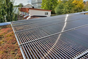  Die Photovoltaikröhren von Tubesolar lassen sich mit Intensiv- und Extensivbegrünungen kombinieren  