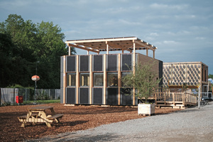  Im Hochschulwettbewerb Solar Decathlon Europe kamen die röhrenförmigen PV-Module über einem Dachgarten zum Einsatz 