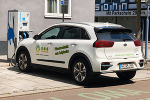  Ein E-Fahrzeug lädt an einer innerstädtischen Ladestation 