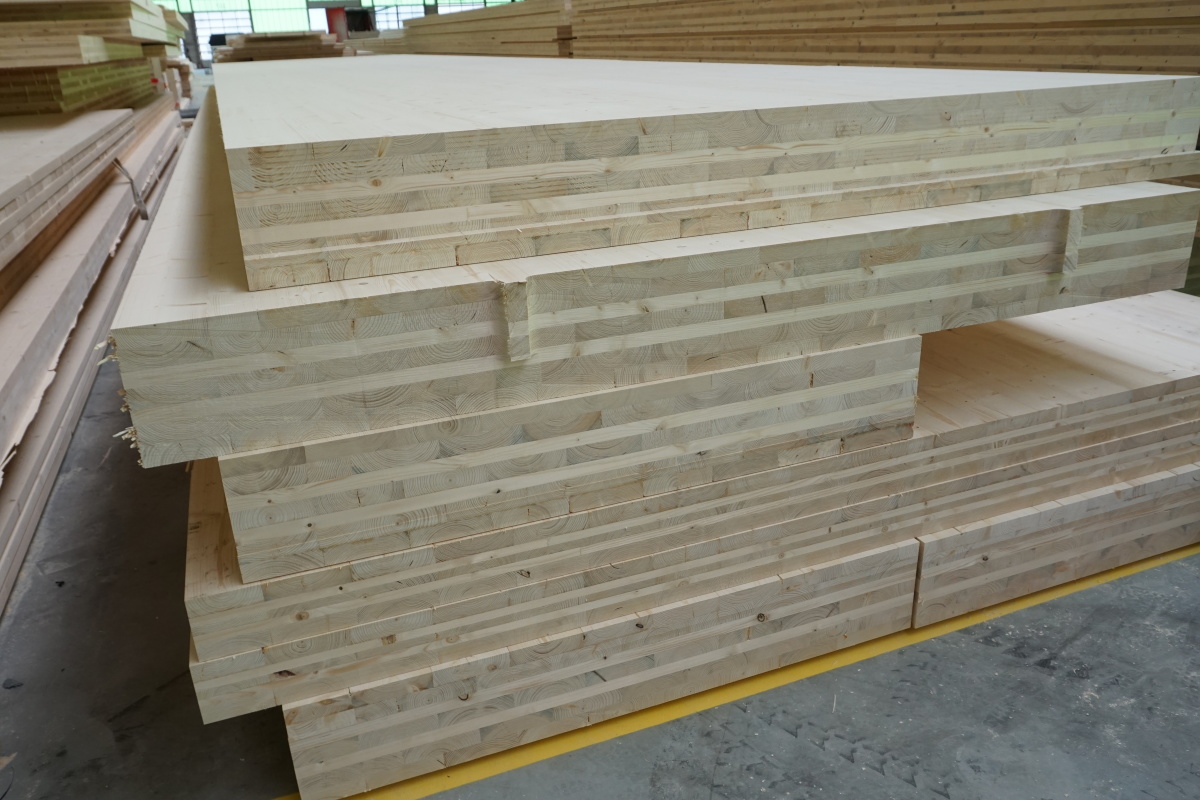 Holzbauweise mit Massivholzbau - Stapel mit Brettschichtholz  Massivholz_Copyright_Leitz.JPG
