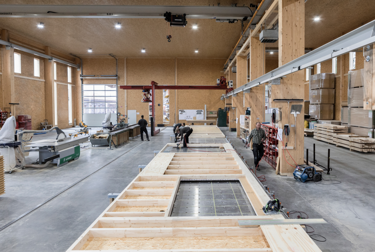 Arbeitsplatzkräne erleichtern Vorfertigung im Holzrahmenbau - dach+holzbau