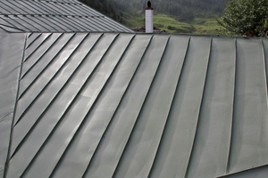  Das Dach des Kärlingerhauses mit der neuen Deckbeschichtung im regional typischen Grünton ist nun bereit für die Montage einer Photovoltaikanlage 