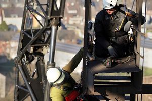  Die Sanierung der Fassade des Gasometers war mit hohem Aufwand verbunden. Industriekletterer demontierten mit Unterstützung eines Spezialkrans umlaufende Treppen und andere Bauteile 