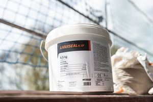 Der Flüssigkunststoff Liquiseal ist im praktischen 6,5 kg Gebinde erhältlich 
