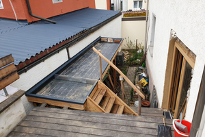  Nach der Montage der Attikableche durch den Dachdecker sind die Abdichtungsarbeiten abgeschlossen. Das Lochgitterblech im Vordergrund begrenzt den späteren Gründachaufbau 