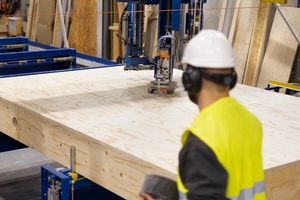  Die Boden-, Wand- und Dachelemente wurden vom Holzrahmenhersteller Dupac im belgischen Bocholt vorfabriziert. Die Rippen- und Deckplatten&nbsp; wurden aus „Kerto LVL“-Furnierschichtholz zu&nbsp; Kastenelementen verklebt 