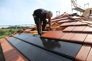  Als eigenständiges Bedachungsmaterial übernehmen die PV-Module die Eigenschaften der Dachdeckung, wie die Regensicherheit und den Brandschutz 