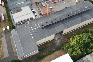  Das Dach der Industriehalle nach der Verlegung der EPDM-Bahnen. Die 75 m lange Dachlaterne auf der Halle ist hier noch nicht saniert 