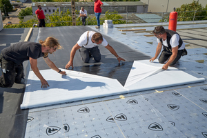  Selbstklebende EPDM-Bahn verlegen ueberlappung 10 cm nahtbereich 