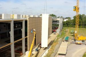  Die vorgefertigten Holzbauelemente konnten in kurzer Zeit an der Fassade des neuen Werks in Heiden montiert werden 