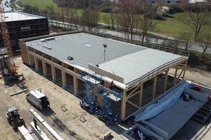  Ein Teil des Baus besteht aus tragenden Holzelementen, ein anderer aus Betonträgern. Für beide Untergründe brauchte es die passenden AnschlagpunkteFotos: Steffen Holzbau 