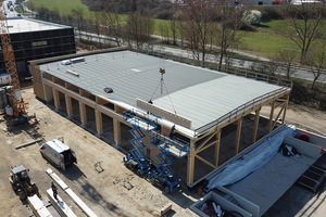  Ein Teil des Baus besteht aus tragenden Holzelementen, ein anderer aus Betonträgern. Für beide Untergründe brauchte es die passenden Anschlagpunkte 