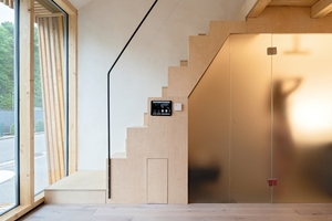  Platzsparend konstruiert: Unter der Treppe des Tiny Houses befindet sich das Badezimmer 