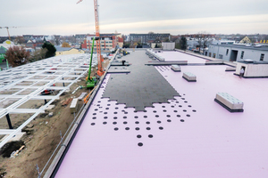  Der Oberbelag aus Betonplatten ruht auf Stelzlagern, die direkt auf der Dämmung aufgestellt wurden 