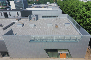  Das fertiggestellte Parkdeck auf dem Dach des Audi-Zentrums bietet 130 Pkw-Stellplätze und verfügt über einen Pkw-Aufzug 