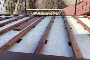  Bei der Verlegung der Holzterrasse mit dem „Clipper“-Set von Heco schützt eine Unterkonstruktion die Dielen vor Feuchtigkeit und sorgt für die Hinterlüftung der Auflageflächen 