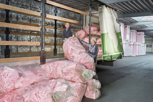  Austrotherm nimmt XPS-Baustellenverschnitte sowie EPS-Verpackungsfüße zurück. Das Material wird durch einen Servicepartner recycelt und anschließend im Austrotherm-Werk in Wittenberge wieder der Produktion zugeführt 