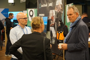  Stephan Thomas, Chefredakteur der dach+holzbau (links) und Dr. Ing. Marco Einhaus, Leiter des Sachgebiets Hochbau im Fachbereich Bauwesen der DGUV/BG Bau (rechts) in der Fachausstellung des Fachkongresses für Absturzsicherheit 2022 