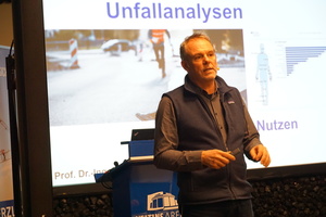  Prof. Dr. Ing. Marco Einhaus, Leiter des Sachgebiets Hochbau im Fachbereich Bauwesen der DGUV/BG Bau, ging in seinem Vortrag auf Absturz-Unfallanalysen und daraus abgeleitete Regelwerksanpassungen ein 