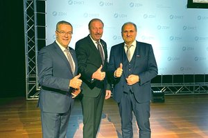  Kammerpräsident Ulrich Bopp (Mitte) zusammen mit dem neu gewählten Präsidenten der Zentralstelle des Deutschen Handwerks, Dachdeckermeister Jörg Dittrich aus Dresden (links), und seinem Vorgänger Hans Peter Wollseifer, der das Amt neun Jahre innehatte.  