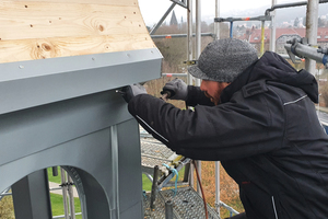  Dachdecker Philipp Arndt bei Metalldacharbeiten am Dachreiter der Alten Post  