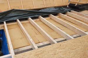  Auf dem bestehenden Dach verlegten die Dachdecker eine Holzfaserdämmung und eine neue Holzbalkendecke 