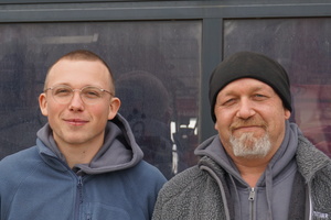  Dachdeckermeister Alex Stahlmann (links) mit seinem Vater Markus Stahlmann, Inhaber des Dachdeckerbetriebs 