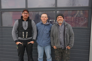  Von links nach rechts: Philipp Arndt, Dachdecker und Vorarbeiter, Alex Stahlmann, Dachdeckermeister und Markus Stahlmann, Geschäftsführer der Dachdeckerei Stahlmann 