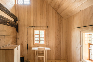  Modern eingerichtetes Gästezimmer. Fußboden und Decke sind rustikal in Weißtanne gehalten. Die Möbel sind aus Hagenbuche (Hainbuche) gefertigt  