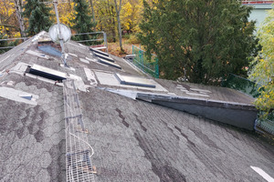  Blick auf das mit Bitumenschindeln eingedeckte Dach des Einfamilienhauses in Berlin, das nach über 40 Jahren altersbedingte Schäden aufwies 