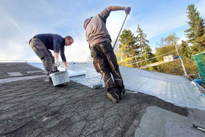  Die Dachdecker von ABD Bedachungen dichten die Bitumenschindeln auf dem Steildach mit Flüssigkunststoff neu ab 