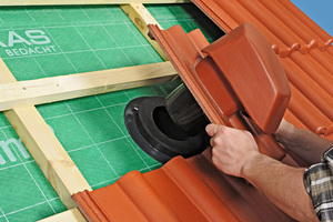  Mit der Fertigstellung der Dachdeckung kann die entsprechende Durchgangspfanne eingesetzt werden 