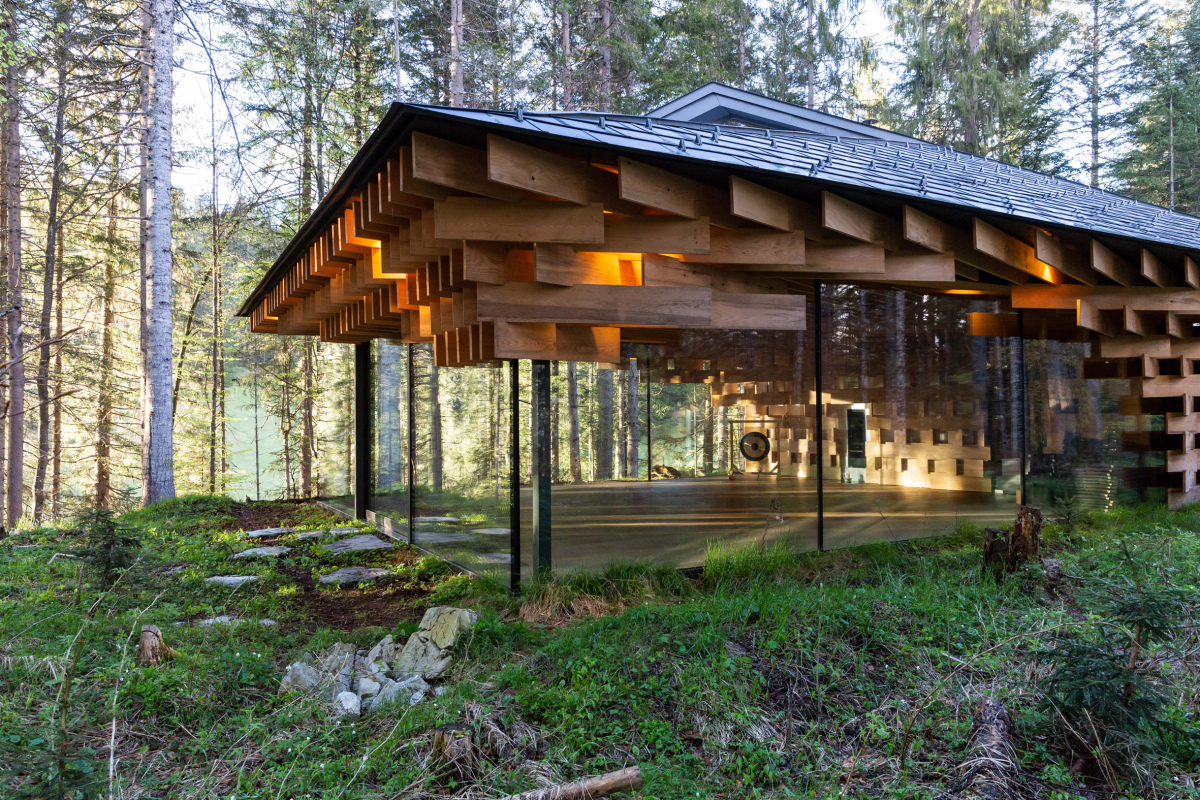 Meditationshaus für ein Hotel bei Garmisch-Partenkirchen mit Dach aus Zink, entworfen von Architekt Kengo Kuma