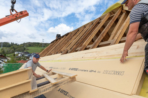  Die Holzfaserdämmung wurde auf dem Dach des Haupthauses auf einer Schalung mit Dampfbremse verlegt 