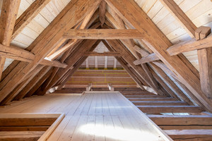  Das Dachtragwerk des Haupthauses bleibt im Inneren sichtbar und gibt dem Raum Atmosphäre 