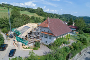  Die Sanierung des historischen Anwesens wurde vom Entwicklungsprogramm Ländlicher Raum (ELR) unterstützt. Das Dach des Wirtschaftsanbaus (links im Bild) wurde als erstes saniert 