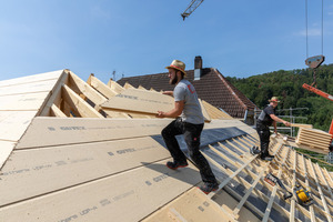  Auf dem neuen Dach des Wirtschaftsgebäudes wurden „Ultratherm“-Holzfaserdämmplatten von Gutex verlegt&nbsp; 