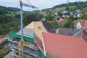  Die Dachsanierung des Haupthauses (links im Bild) stand im zweiten Bauabschnitt an 